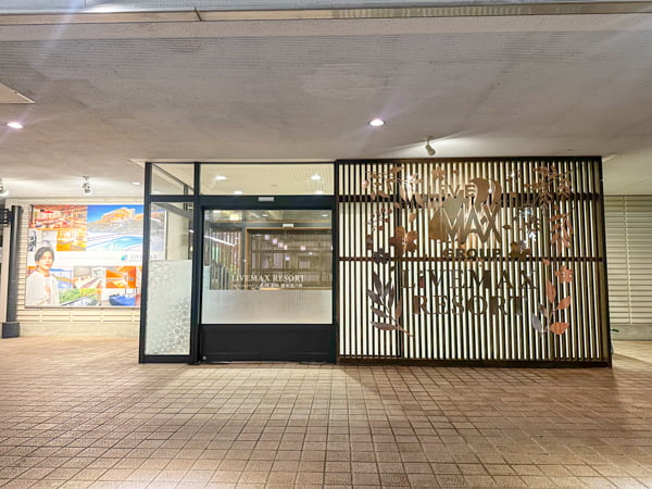 エントランス（夜）