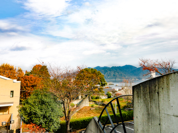 エントランスからの眺望（紅葉）