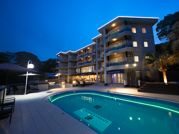 外観（中庭側：夜）