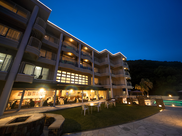 外観（中庭側：夜）