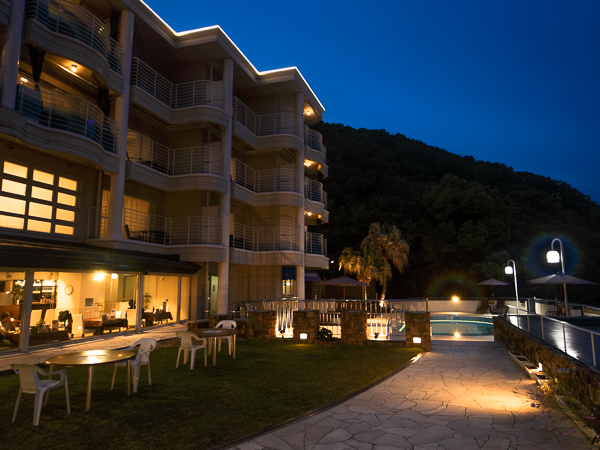 外観（中庭側：夜）