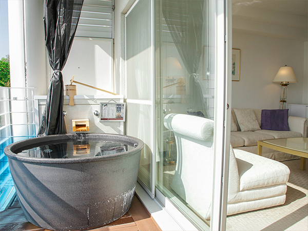 【オーシャンスイート】55㎡＋専用テラス8㎡　信楽焼露天風呂