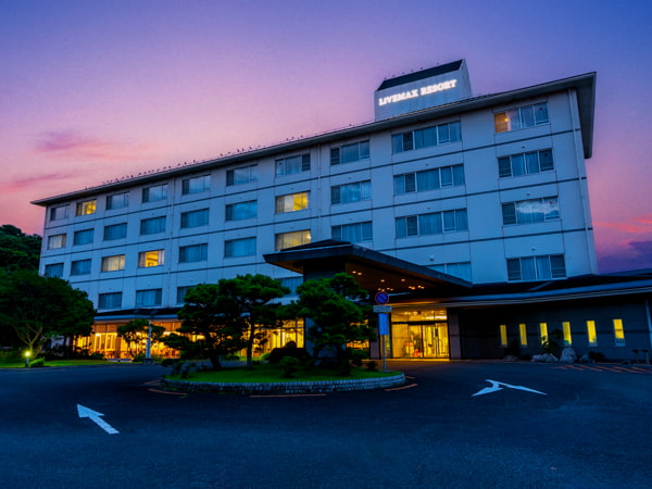 外観（夕方）