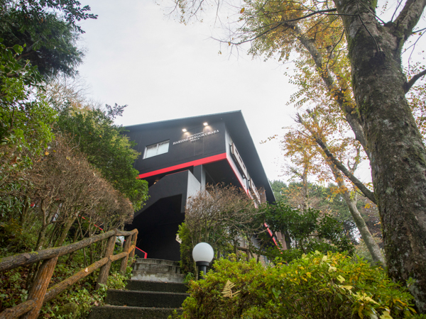 外観（朝・紅葉）