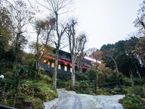 外観（朝・紅葉）