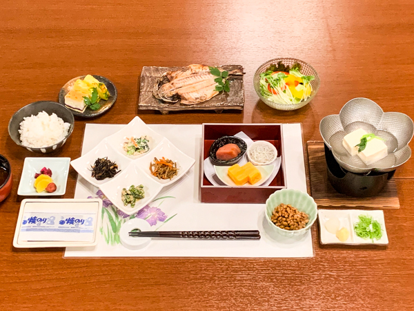朝食（富士山サーモンの塩焼き）