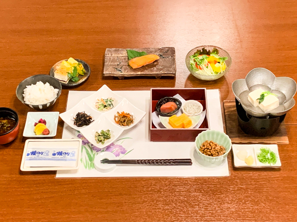 朝食（富士山サーモンの塩焼き）