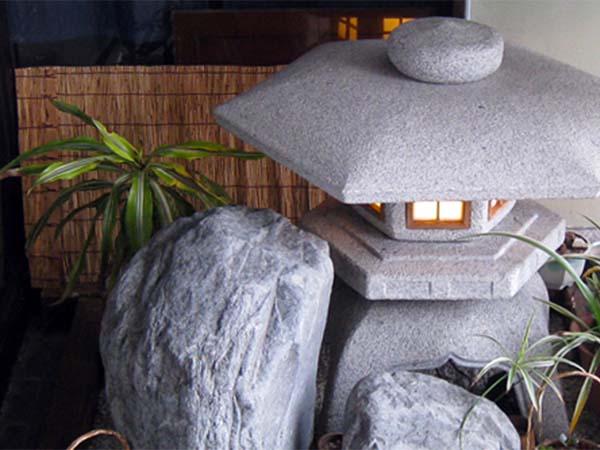 エントランス（石灯籠）