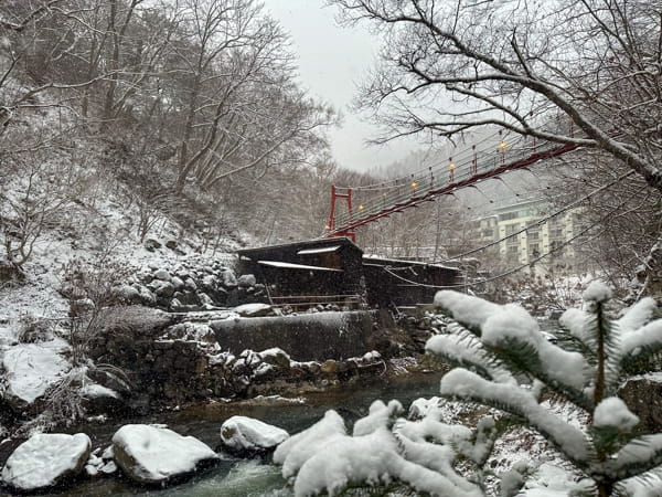 赤い吊り橋（冬）