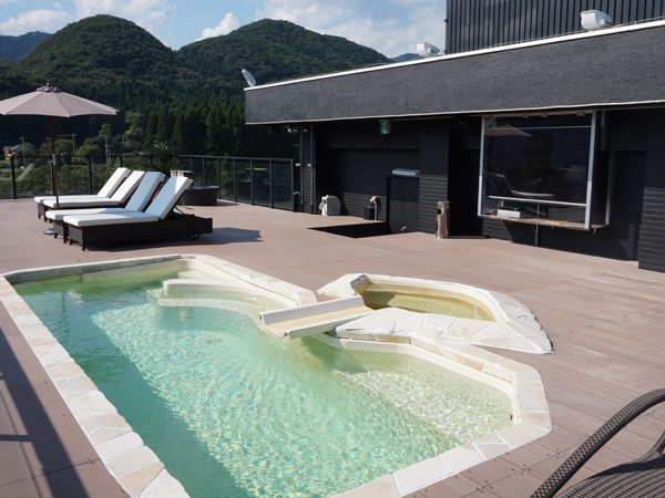 屋上温泉プール