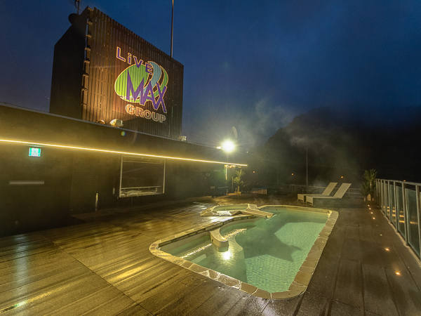 屋上温泉プール（夜）