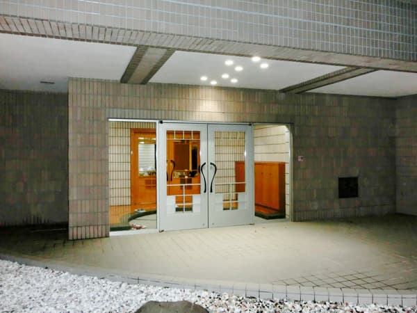 エントランス（夜）